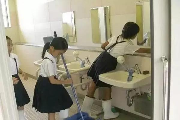 日本学校为什么要换室内鞋.