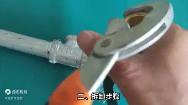 座便器水箱配件如何拆卸安装?(1)