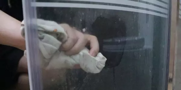 淋浴房玻璃上的水垢有什么好办法擦掉(6)