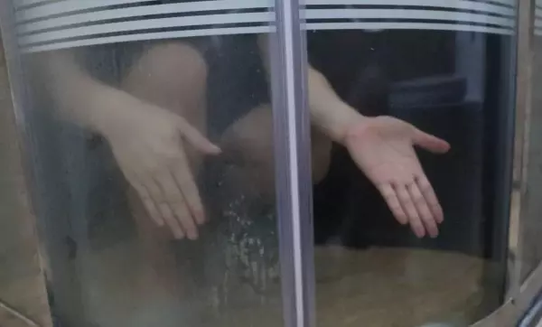 淋浴房玻璃上的水垢有什么好办法擦掉(9)