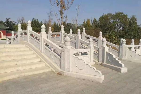 汉白玉栏杆是天然石材还是人工加工的.