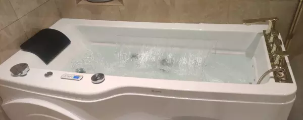 铸铁浴缸和亚克力浴缸哪个好(1)