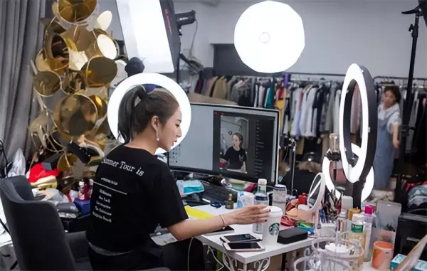 直播屋里灯光怎么显得好看(2)