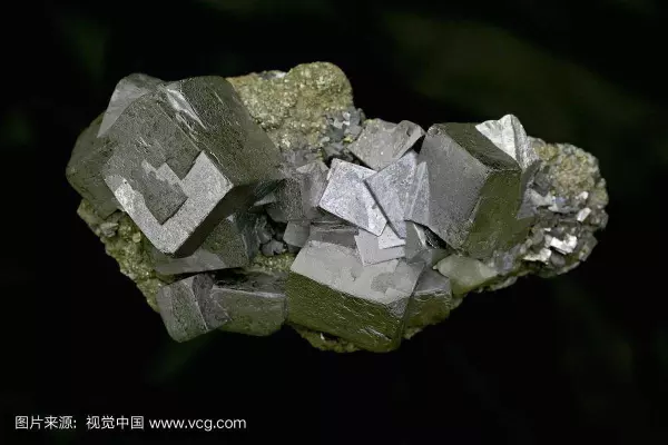 玻璃摆件里面的透明液体是什么油,有毒吗(4)
