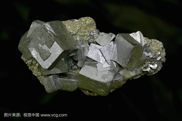 玻璃摆件里面的透明液体是什么油,有毒吗.