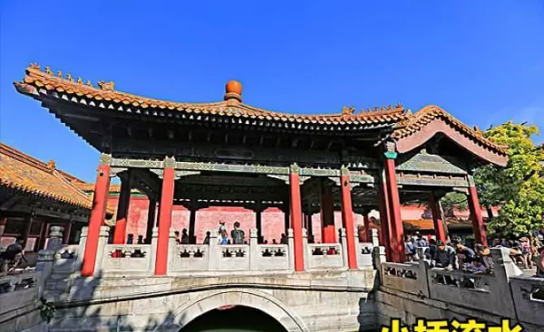 御花园中的堆秀山位于钦安殿的哪个方位(10)