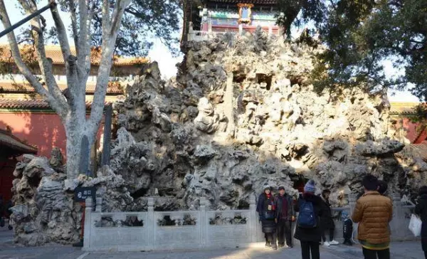 御花园中的堆秀山位于钦安殿的哪个方位(14)