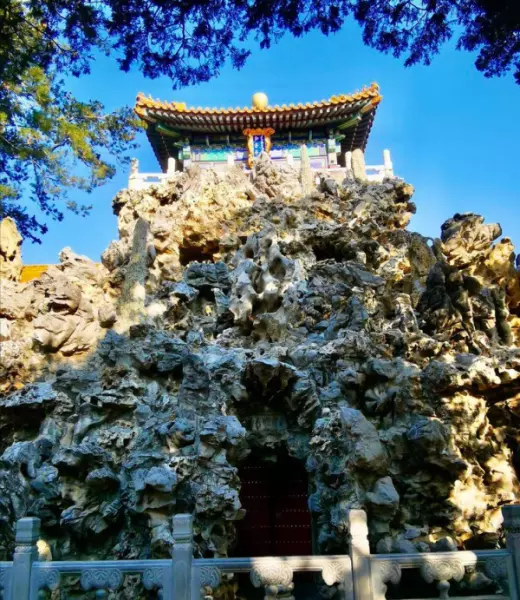 御花园中的堆秀山位于钦安殿的哪个方位(15)