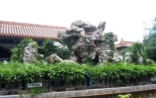 御花园中的堆秀山位于钦安殿的哪个方位(27)