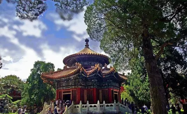 御花园中的堆秀山位于钦安殿的哪个方位(5)