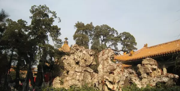 御花园中的堆秀山位于钦安殿的哪个方位(68)