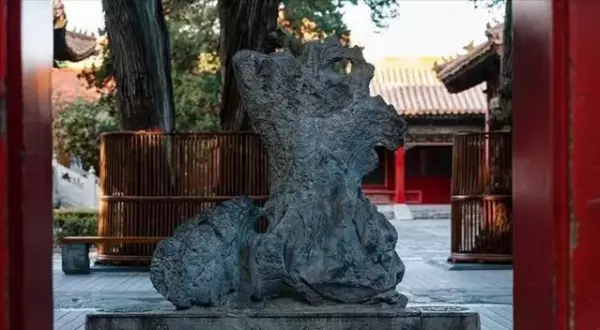 御花园中的堆秀山位于钦安殿的哪个方位(71)