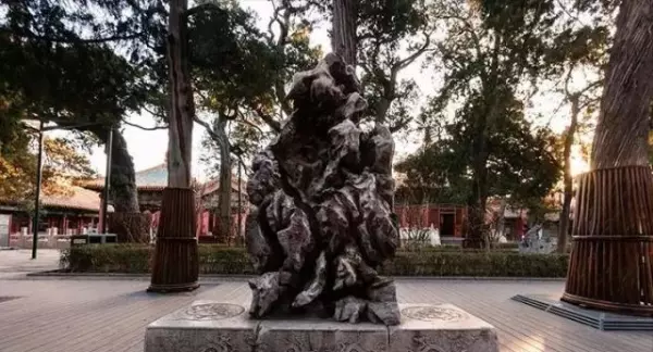 御花园中的堆秀山位于钦安殿的哪个方位(72)