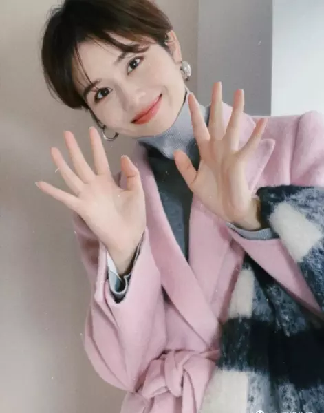 粉色配饰搭什么颜色衣服好看(23)
