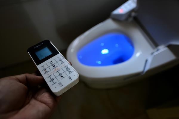 智能马桶使用中途自动冲水怎么解决.