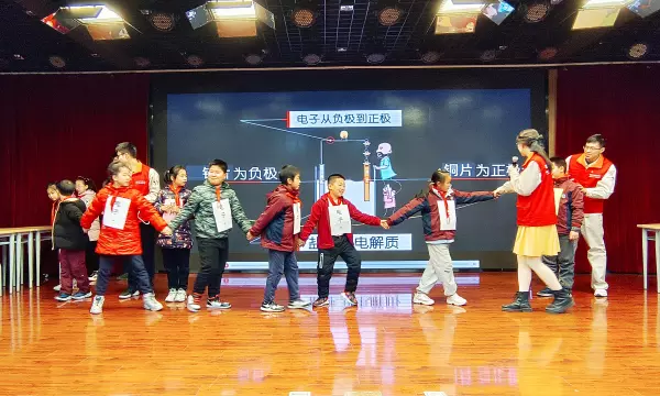 盐水灯泡是将什么转化成电使小灯泡发光的(1)