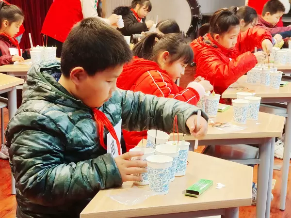 盐水灯泡是将什么转化成电使小灯泡发光的(3)