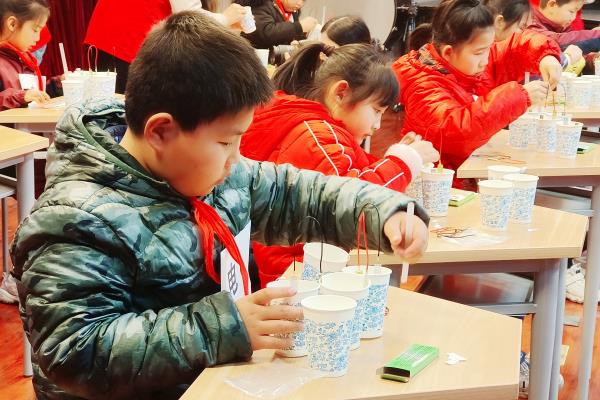 盐水灯泡是将什么转化成电使小灯泡发光的.