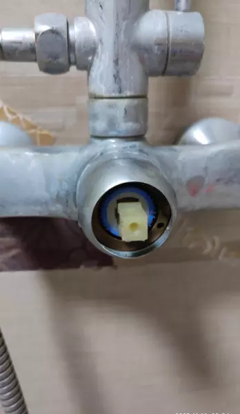 淋浴龙头漏水怎么维修可转换出水口(2)