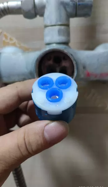 淋浴龙头漏水怎么维修可转换出水口(6)
