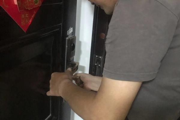门锁打不开了,用什么办法能打开.