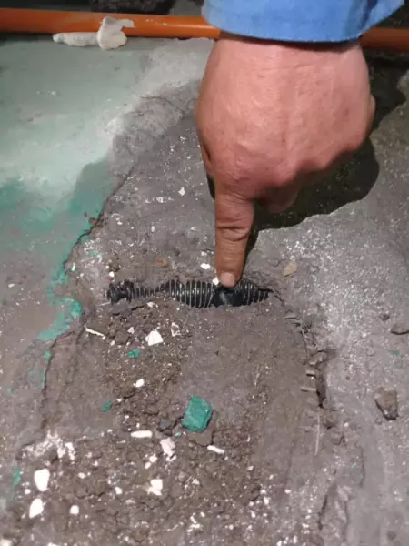 装修师傅再拆瓷砖时不小心把地暖弄坏了怎么办(3)