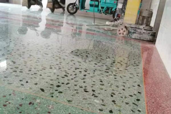 水磨石地面可以直接铺地板砖吗.