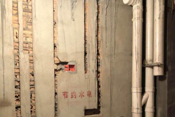 厕所装修中间为什么要装个下水管.
