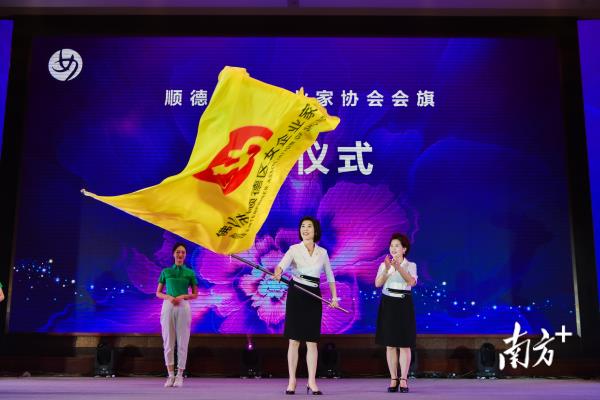 袁利群丈夫叫什么名字.