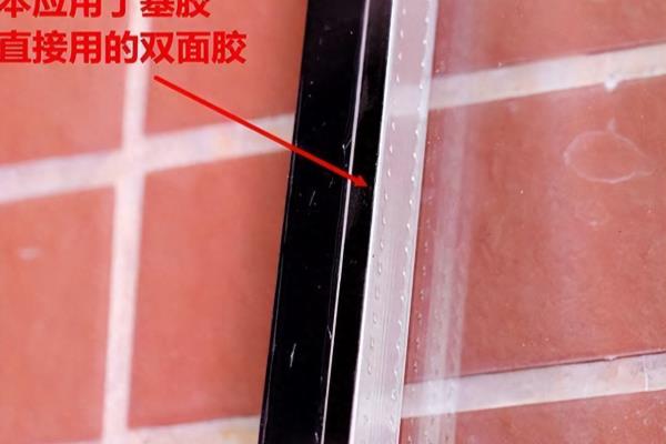 断桥门窗冬天玻璃屋里有水蒸气怎么回事.