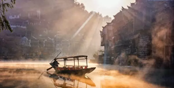湖南凤凰城是哪个作家的故乡(1)