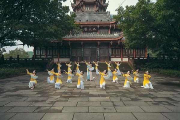 烟雨入江南山水如墨染什么歌.