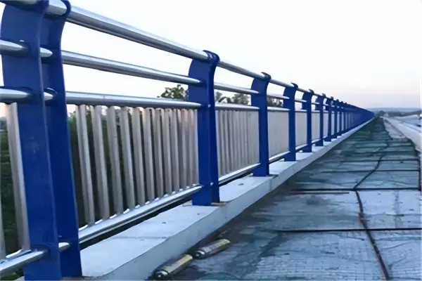 黄金护栏跟锌钢护栏的区别(1)