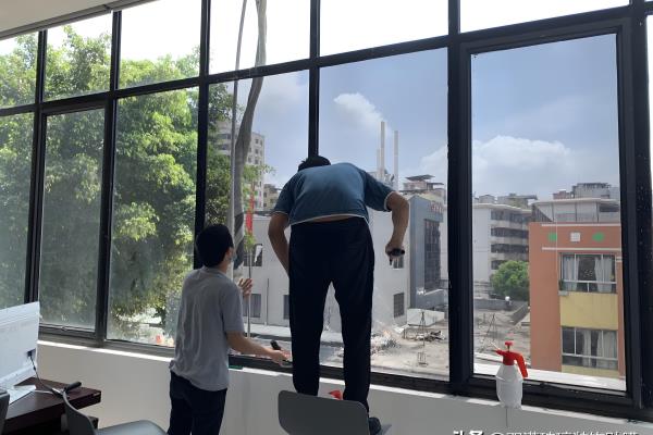 玻璃窗贴膜用什么方法才能去除.