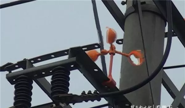 高压电线杆上的小风车是干什么用的(1)