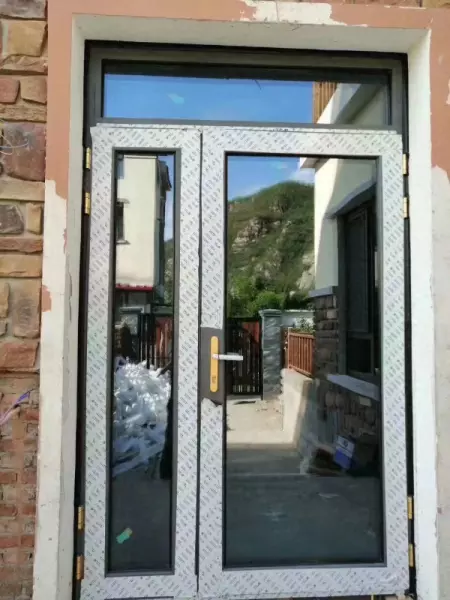 复合窗的型材采用两种不同材料复合而成使用较多的复合窗主要是铝木复合窗和铝塑复合窗(1)