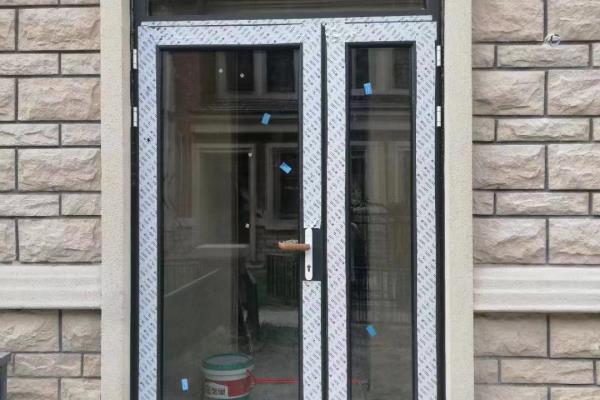 复合窗的型材采用两种不同材料复合而成使用较多的复合窗主要是铝木复合窗和铝塑复合窗.