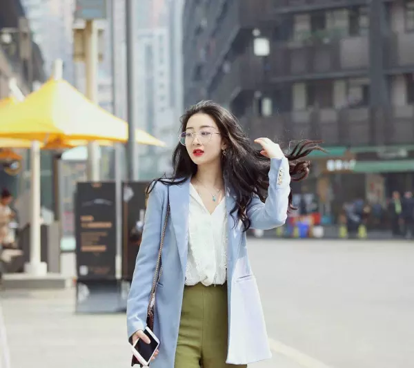 天蓝色配什么颜色好看洋气高级女(16)