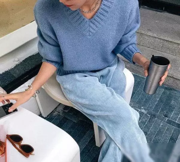 天蓝色配什么颜色好看洋气高级女(5)