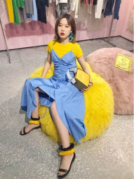 天蓝色配什么颜色好看洋气高级女(8)