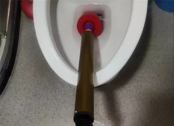 马桶堵塞怎么办小妙招快速解决(7)