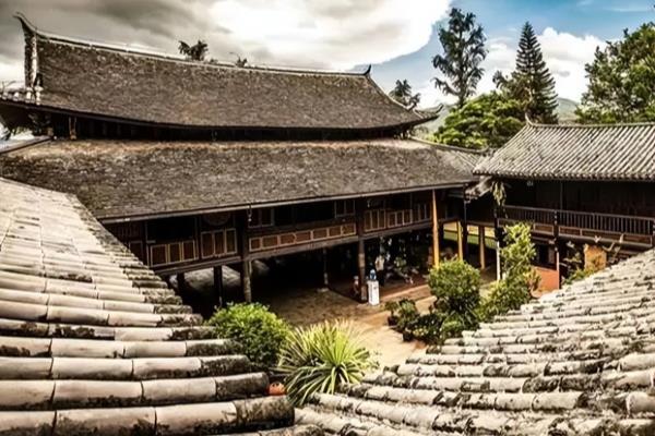 竹楼是我国哪个民族的传统民居.