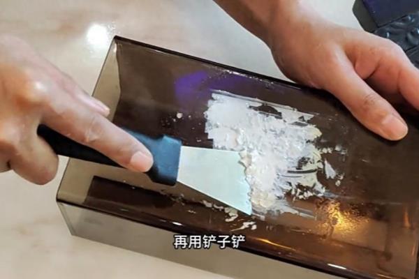 粘在瓷砖上的免钉胶怎么去除.