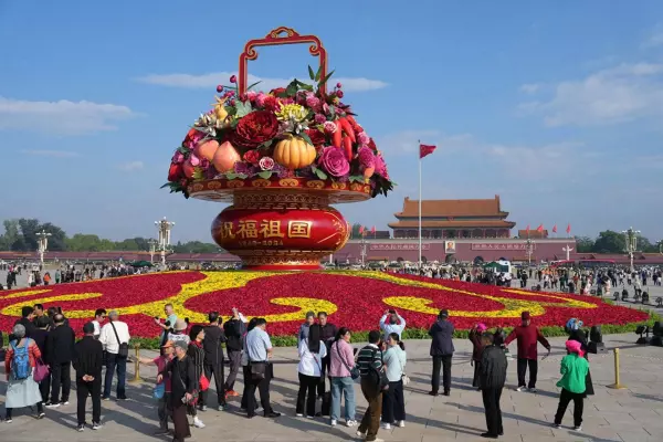 国庆期间天安门广场的花坛主要由什么组成(1)