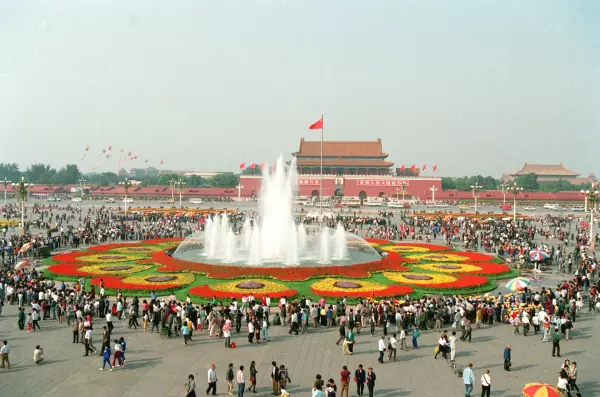 国庆期间天安门广场的花坛主要由什么组成(2)