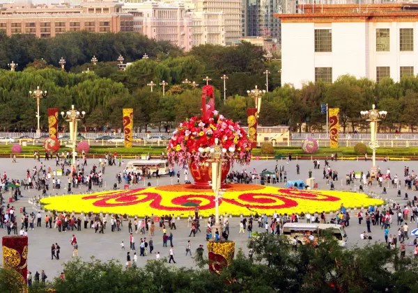 国庆期间天安门广场的花坛主要由什么组成(3)