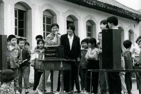 讲台花怎么固定在讲台上.