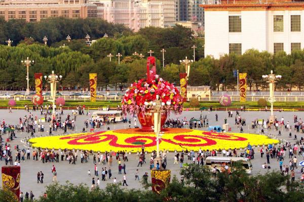 国庆期间天安门广场的花坛主要由什么组成.