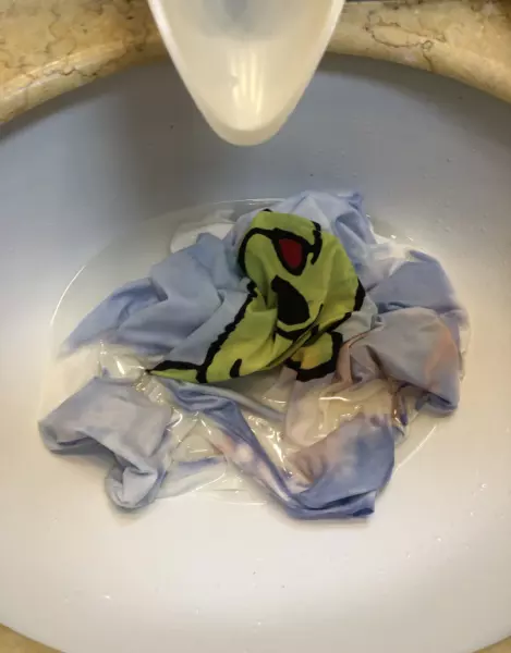 浅色衣服被深色衣服染色了怎么办(5)