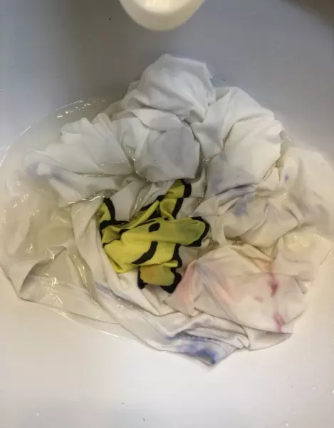 浅色衣服被深色衣服染色了怎么办(6)
